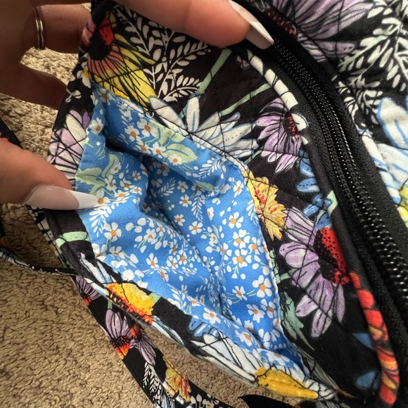 Vera Bradley- Evie Crossbody in Daisies - Picture 10 of 16